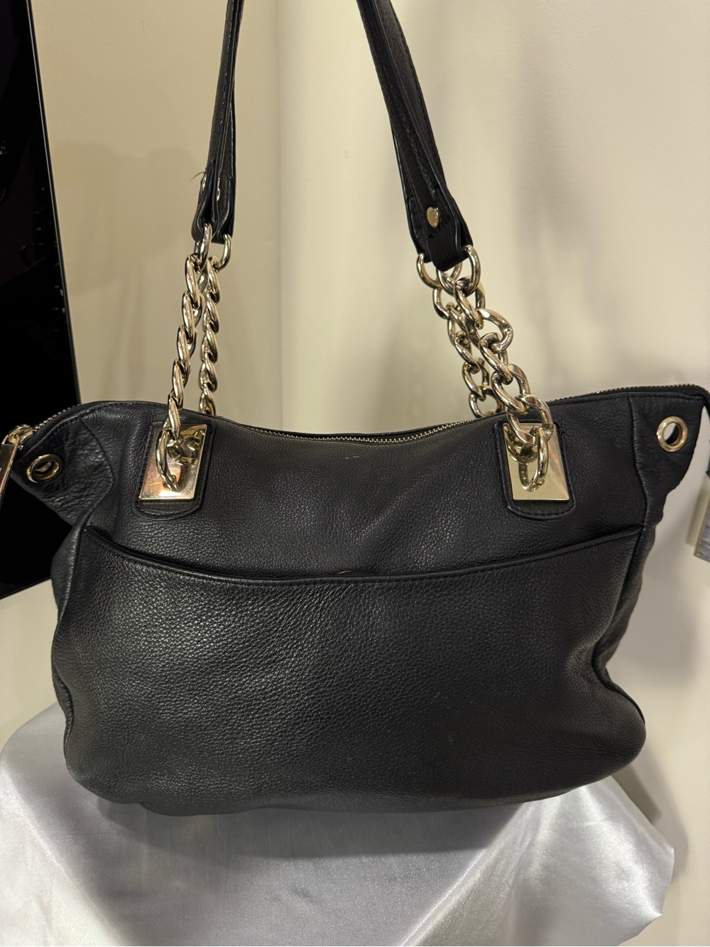 Danier Black Leather Shoulder Bag with Gold Chains - Picture 5 of 13